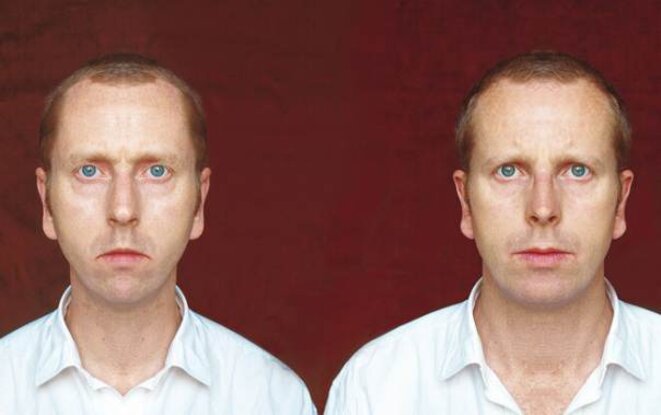 « Il avait fait deux photos de lui, "autojumeaux", dont chacune était composée des deux moitiés de son visage » © Edouard Levé « Il avait fait deux photos de lui, "autojumeaux", dont chacune était composée des deux moitiés de son visage » © Edouard Levé